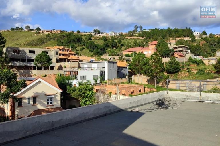 Villa de standing F7 semi-meublée à 7 mn du lycée Français et du commerces à Ambatobe