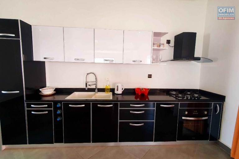 À louer un bel appartement entièrement meublé et équipé de type T3 dans un quartier calme non loin SUPER U sis à Ambohinambo Talatamaty. CONTACT Mr Jacky 034 02 443 04
