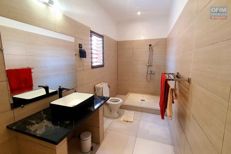 À louer un bel appartement entièrement meublé et équipé de type T3 dans un quartier calme non loin SUPER U sis à Ambohinambo Talatamaty. CONTACT Mr Jacky 034 02 443 04