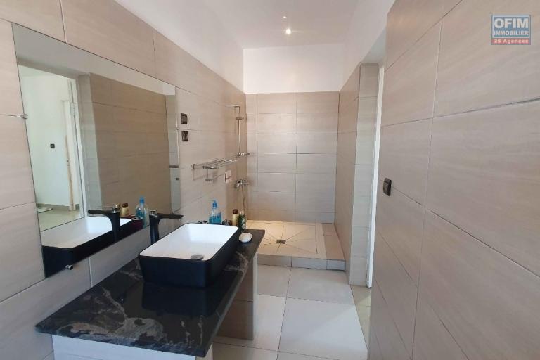 À louer un bel appartement entièrement meublé et équipé de type T3 dans un quartier calme non loin SUPER U sis à Ambohinambo Talatamaty. CONTACT Mr Jacky 034 02 443 04