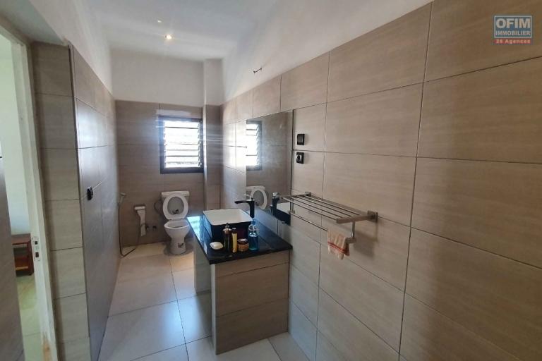 À louer un bel appartement entièrement meublé et équipé de type T3 dans un quartier calme non loin SUPER U sis à Ambohinambo Talatamaty. CONTACT Mr Jacky 034 02 443 04