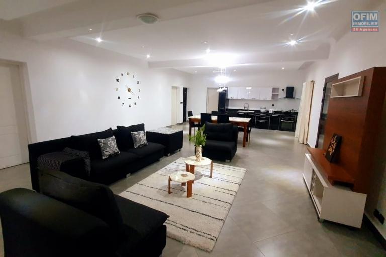 À louer un bel appartement entièrement meublé et équipé de type T3 dans un quartier calme non loin SUPER U sis à Ambohinambo Talatamaty. CONTACT Mr Jacky 034 02 443 04