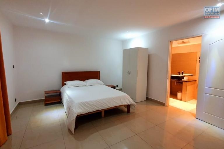 À louer un bel appartement entièrement meublé et équipé de type T3 dans un quartier calme non loin SUPER U sis à Ambohinambo Talatamaty. CONTACT Mr Jacky 034 02 443 04