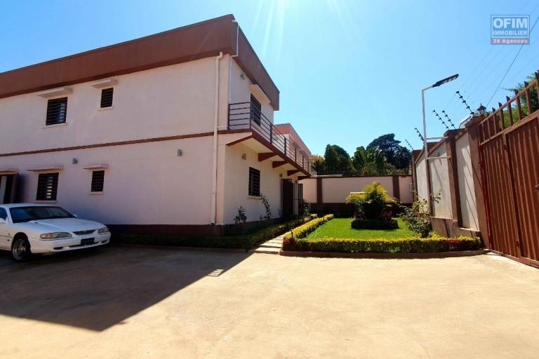 À louer un bel appartement entièrement meublé et équipé de type T3 dans un quartier calme non loin SUPER U sis à Ambohinambo Talatamaty. CONTACT Mr Jacky 034 02 443 04