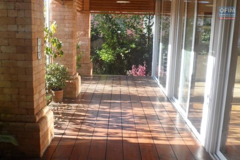 &agrave; vendre appartement T4 &agrave; isoraka. Contact Mr Jacky