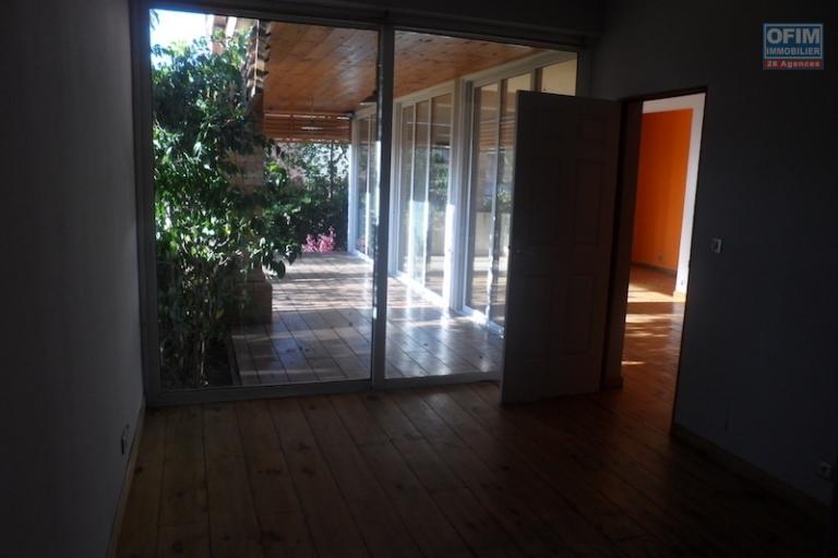 à vendre appartement T4 à isoraka. Contact Mr Jacky 034 02 443 04