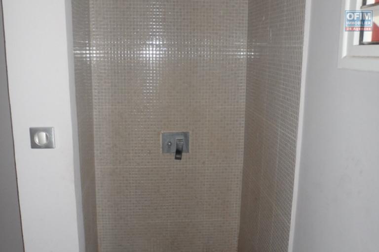 à vendre appartement T4 à isoraka. Contact Mr Jacky 034 02 443 04