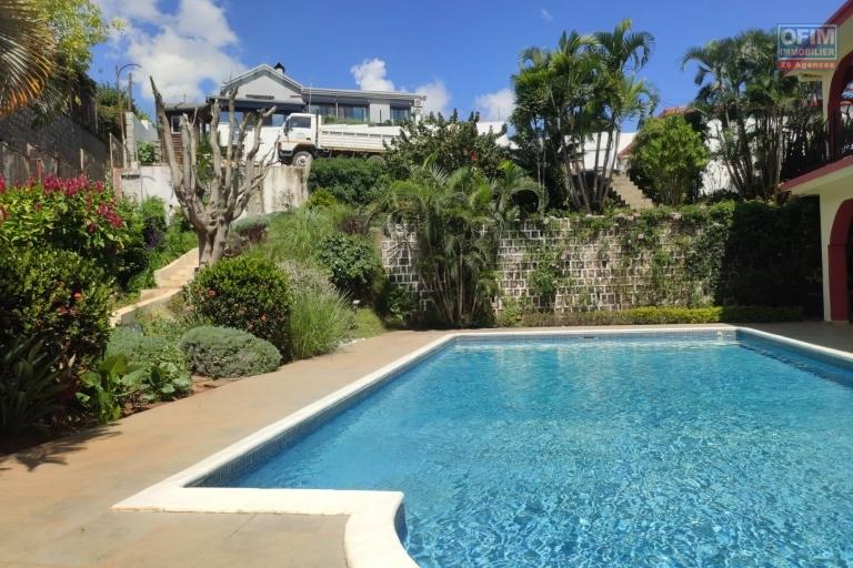 OFIM Immobilier loue une Villa avec piscine à étage F6 sise à Mahatony Ivandry