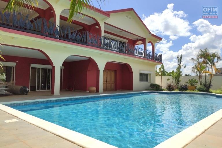 OFIM Immobilier loue une Villa avec piscine à étage F6 sise à Mahatony Ivandry (LOUEE)