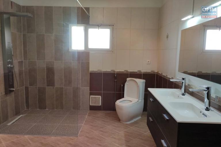 OFIM Immobilier loue une Villa avec piscine à étage F6 sise à Mahatony Ivandry (LOUEE)