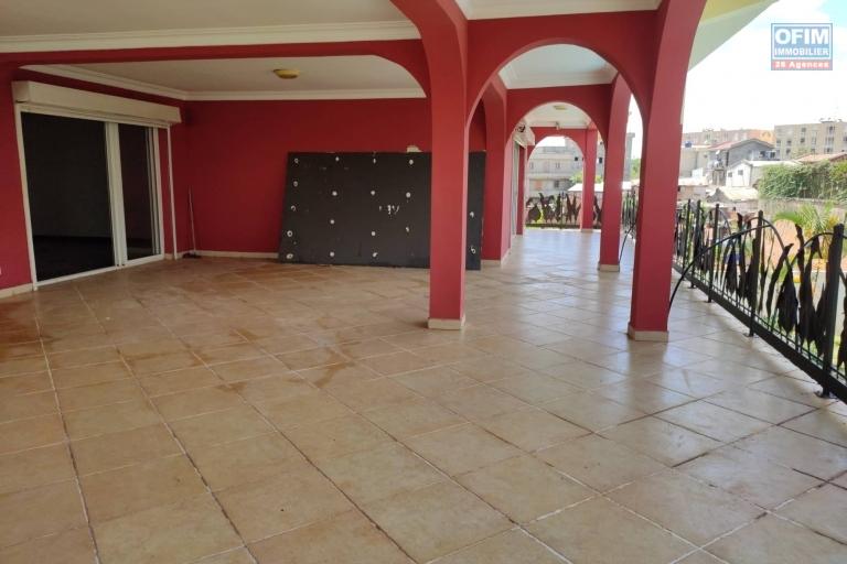 OFIM Immobilier loue une Villa avec piscine à étage F6 sise à Mahatony Ivandry (LOUEE)