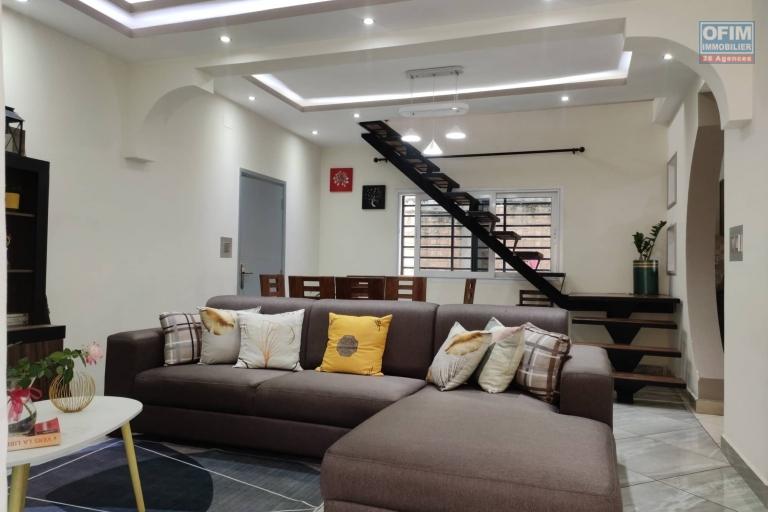 OFIM immobilier offre en location villa meublée disponible de suite dans une petite résidence sécurisées 24/24 sise à Itaosy à 4min à partir de la Galana Andranonahoatra.DISPONIBLE - type de meuble si location meublé