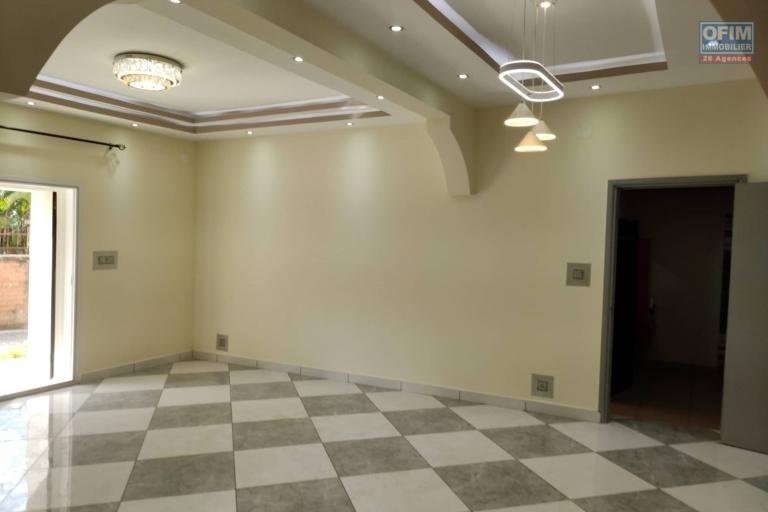 OFIM immobilier offre en location villa meublée disponible de suite dans une petite résidence sécurisées 24/24 sise à Itaosy à 4min à partir de la Galana Andranonahoatra.DISPONIBLE