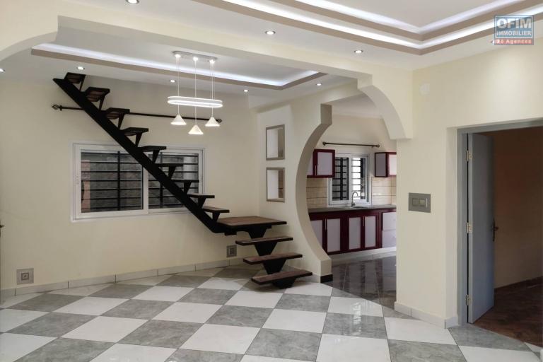 OFIM immobilier offre en location villa meublée disponible de suite dans une petite résidence sécurisées 24/24 sise à Itaosy à 4min à partir de la Galana Andranonahoatra.DISPONIBLE