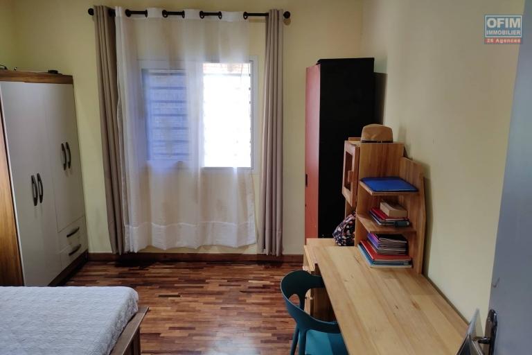 OFIM immobilier offre en location villa meublée disponible de suite dans une petite résidence sécurisées 24/24 sise à Itaosy à 4min à partir de la Galana Andranonahoatra.DISPONIBLE - type de meubles