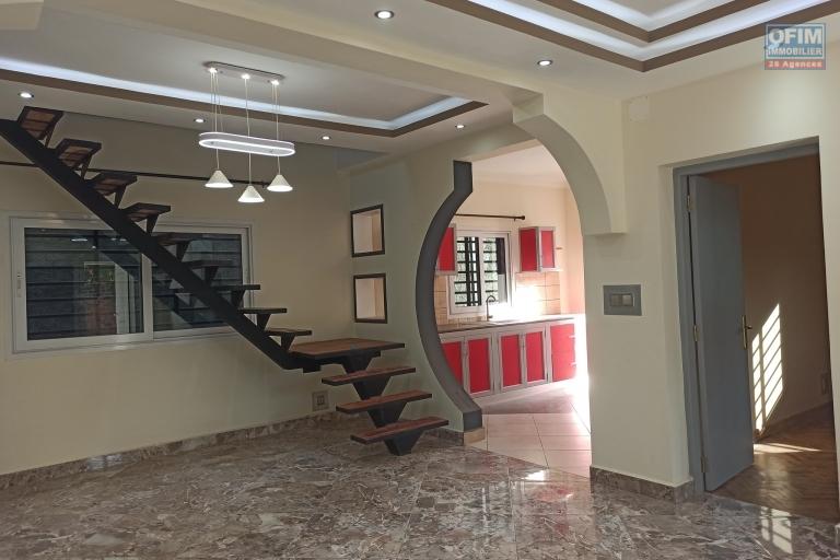 OFIM immobilier offre en location villa meublée disponible de suite dans une petite résidence sécurisées 24/24 sise à Itaosy à 4min à partir de la Galana Andranonahoatra.DISPONIBLE