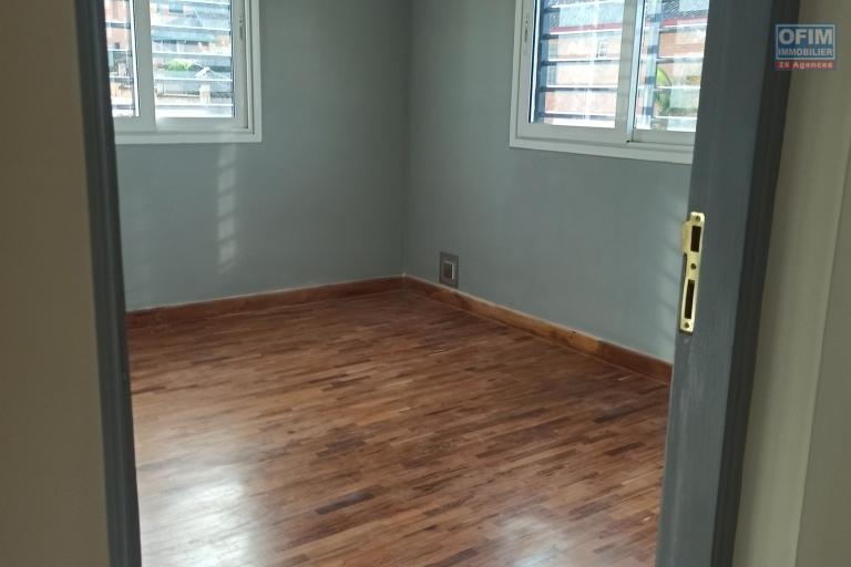 OFIM immobilier offre en location villa meublée disponible de suite dans une petite résidence sécurisées 24/24 sise à Itaosy à 4min à partir de la Galana Andranonahoatra.DISPONIBLE