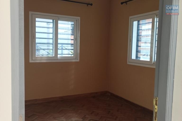 OFIM immobilier offre en location villa meublée disponible de suite dans une petite résidence sécurisées 24/24 sise à Itaosy à 4min à partir de la Galana Andranonahoatra.DISPONIBLE