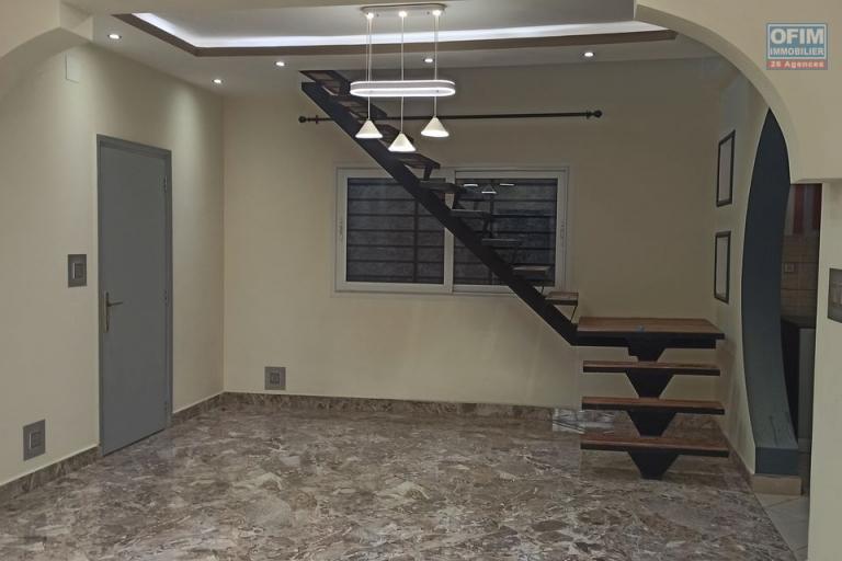 OFIM immobilier offre en location villa meublée disponible de suite dans une petite résidence sécurisées 24/24 sise à Itaosy à 4min à partir de la Galana Andranonahoatra.DISPONIBLE