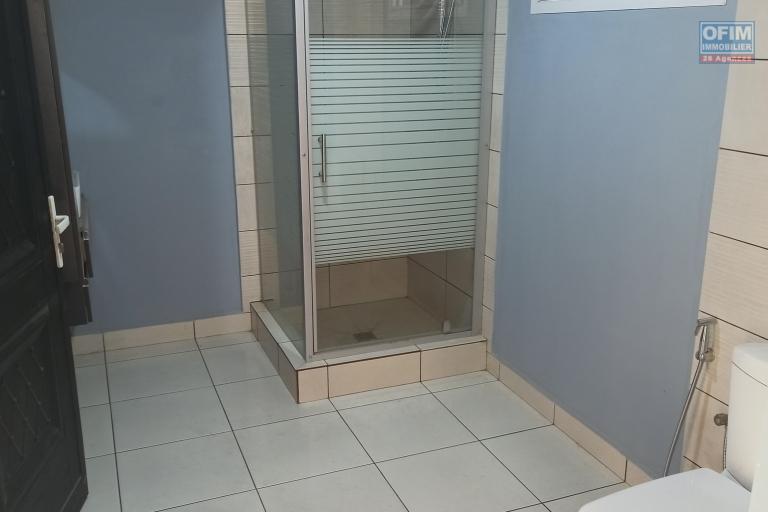 OFIM immobilier offre en location villa meublée disponible de suite dans une petite résidence sécurisées 24/24 sise à Itaosy à 4min à partir de la Galana Andranonahoatra.DISPONIBLE
