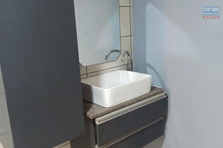 OFIM immobilier offre en location villa meublée disponible de suite dans une petite résidence sécurisées 24/24 sise à Itaosy à 4min à partir de la Galana Andranonahoatra.DISPONIBLE