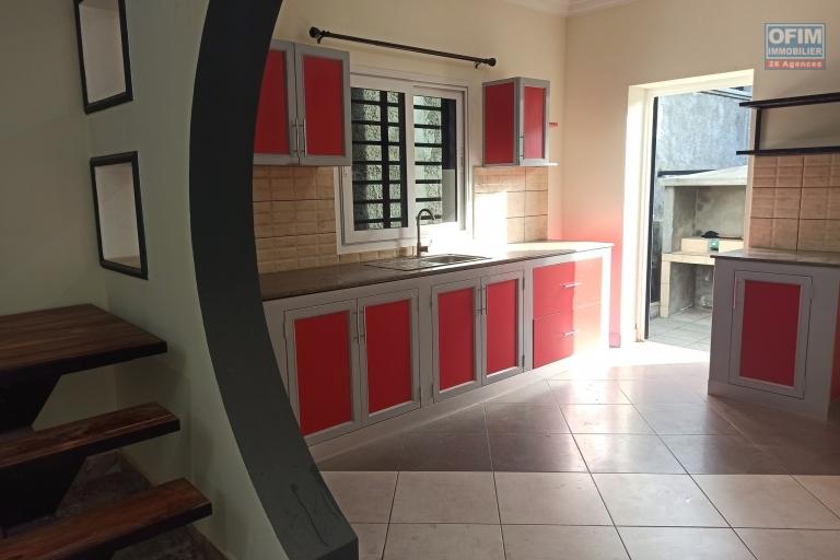 OFIM immobilier offre en location villa meublée disponible de suite dans une petite résidence sécurisées 24/24 sise à Itaosy à 4min à partir de la Galana Andranonahoatra.DISPONIBLE