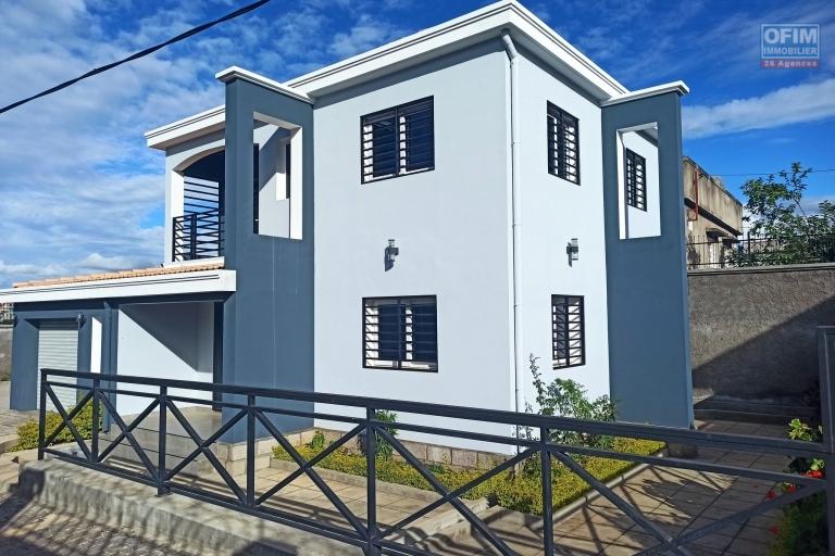 OFIM immobilier offre en location villa meublée disponible de suite dans une petite résidence sécurisées 24/24 sise à Itaosy à 4min à partir de la Galana Andranonahoatra.DISPONIBLE