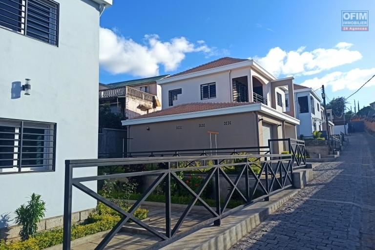 OFIM immobilier offre en location deux villas disponible de suite dans une petite résidence sécurisées 24/24 sise à Itaosy à 4min à partir de la Galana Andranonahoatra