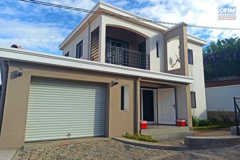 OFIM immobilier offre en location villa meublée disponible de suite dans une petite résidence sécurisées 24/24 sise à Itaosy à 4min à partir de la Galana Andranonahoatra.DISPONIBLE