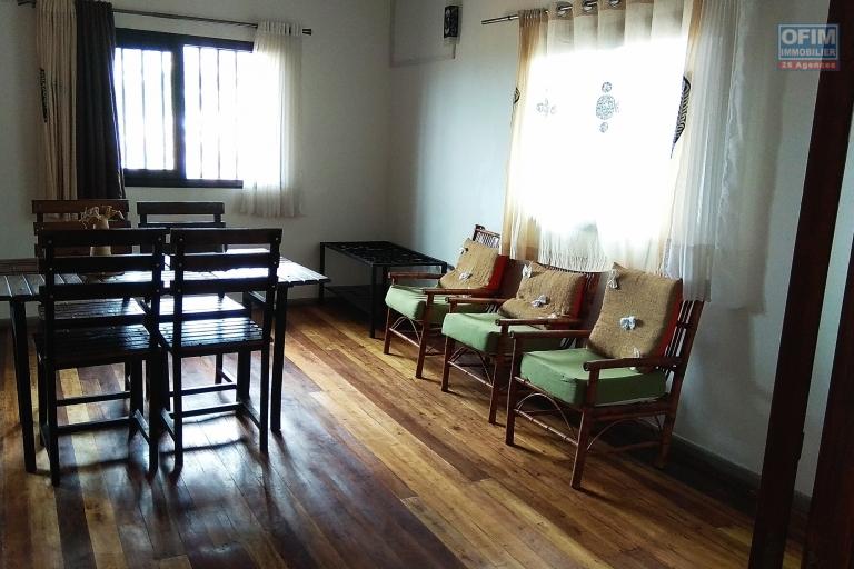 Appartement T4 meublé et équipé, avec vue, à usage d'habitation ou bureau à  5mn de l'école Bird à Ambohimiandra
