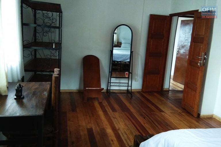 Appartement T4 meublé et équipé, avec vue, à usage d'habitation ou bureau à  5mn de l'école Bird à Ambohimiandra