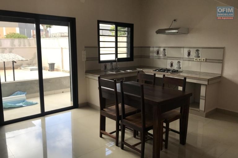 À louer un appartement de type T2 semi-meublé au RDC d’un immeuble fraîchement construit sis à Andranomena proche du centre commercial Leader Price, sécurisé avec accès facile