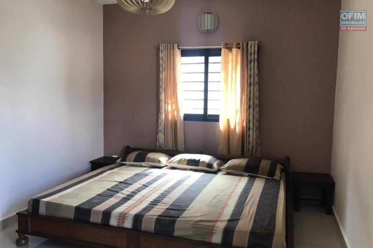 À louer un appartement de type T2 semi-meublé au RDC d’un immeuble fraîchement construit sis à Andranomena proche du centre commercial Leader Price, sécurisé avec accès facile