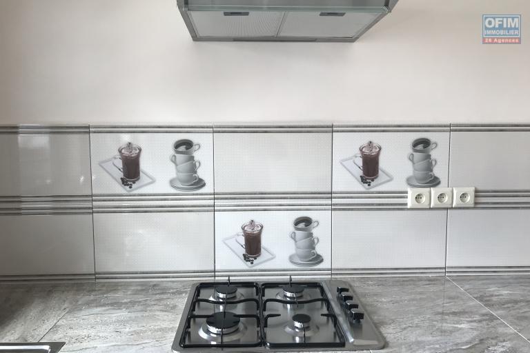 À louer un appartement de type T2 semi-meublé au RDC d’un immeuble fraîchement construit sis à Andranomena proche du centre commercial Leader Price, sécurisé avec accès facile