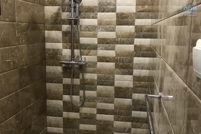 À louer un appartement de type T2 semi-meublé au RDC d’un immeuble fraîchement construit sis à Andranomena proche du centre commercial Leader Price, sécurisé avec accès facile