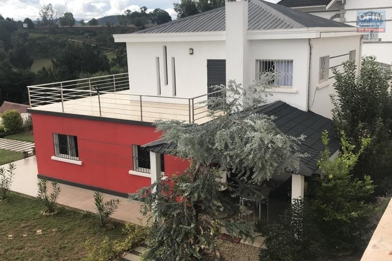 À louer une villa moderne récemment construite  à étage de type F5 dans un quartier calme avec l’air pure et belle vue dégagée sur le golfe du rova, sise à Anosiala Ambohidratrimo