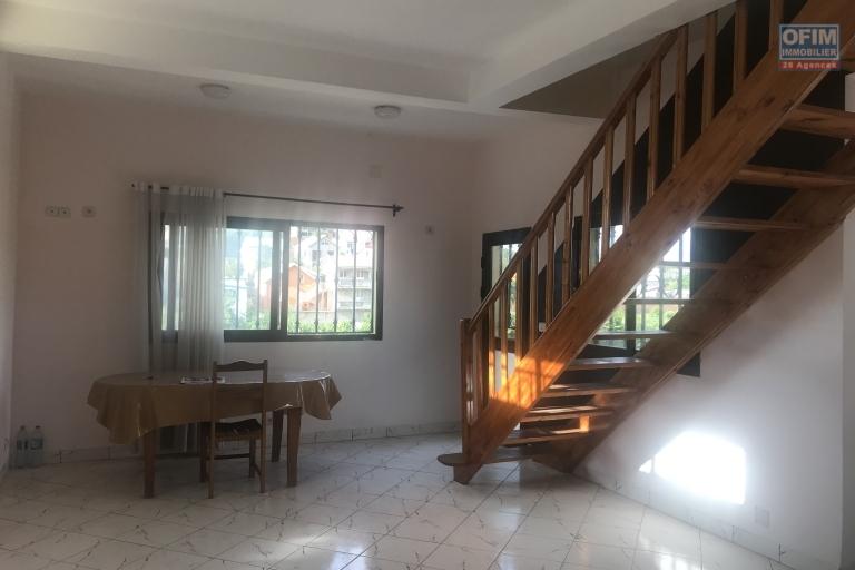 À louer une maison indépendante 2 étages type F4 dans un quartier calme de Mandriambero Ambohidratrimo à quelques mètres de la route nationale 4 et non loin de l’école vision valley.