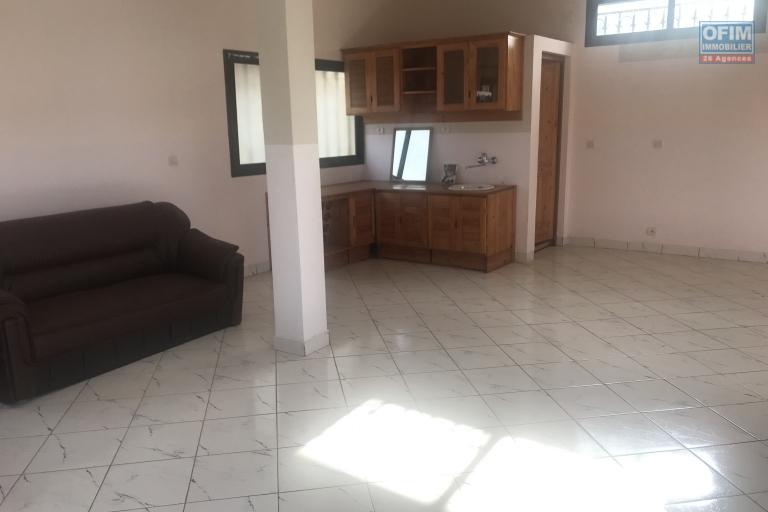 À louer une maison indépendante 2 étages type F4 dans un quartier calme de Mandriambero Ambohidratrimo à quelques mètres de la route nationale 4 et non loin de l’école vision valley.