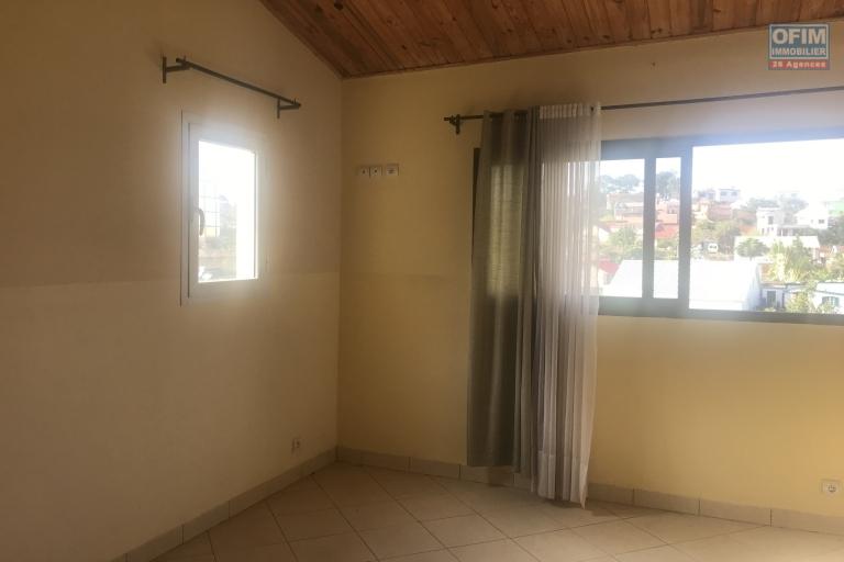À louer une maison indépendante 2 étages type F4 dans un quartier calme de Mandriambero Ambohidratrimo à quelques mètres de la route nationale 4 et non loin de l’école vision valley.
