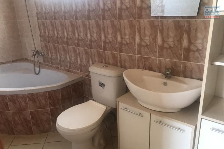 À louer une maison indépendante 2 étages type F4 dans un quartier calme de Mandriambero Ambohidratrimo à quelques mètres de la route nationale 4 et non loin de l’école vision valley.