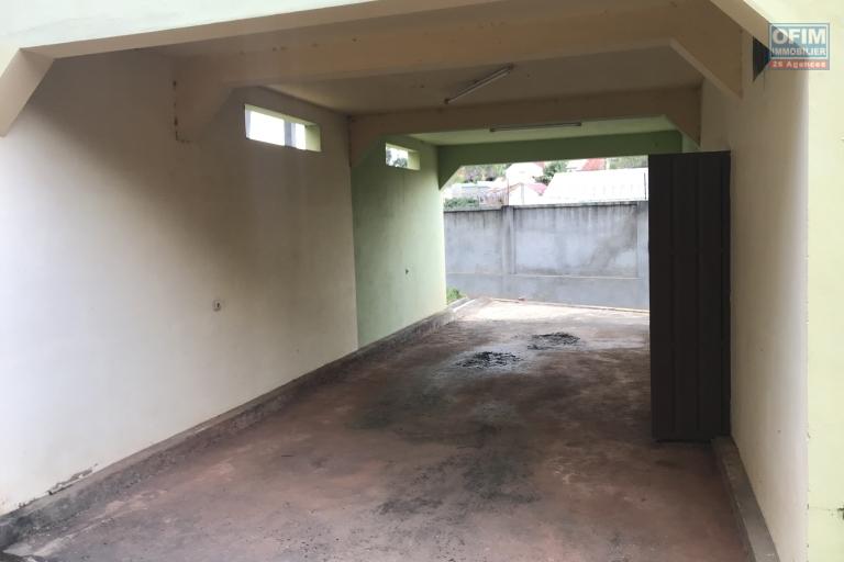 À louer une maison indépendante 2 étages type F4 dans un quartier calme de Mandriambero Ambohidratrimo à quelques mètres de la route nationale 4 et non loin de l’école vision valley.
