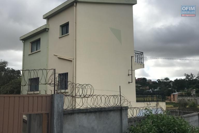 À louer une maison indépendante 2 étages type F4 dans un quartier calme de Mandriambero Ambohidratrimo à quelques mètres de la route nationale 4 et non loin de l’école vision valley.