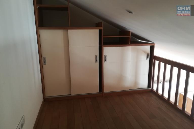 Un appartement T3 en duplex à Amparibe