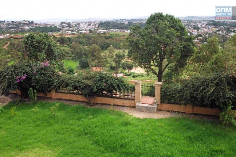 OFIM immobilier loue une villa à étage meublée F7 sise à Ilafy à 10min de Somacou et à mins de 20min environ du Lycée Français Ambatobe.