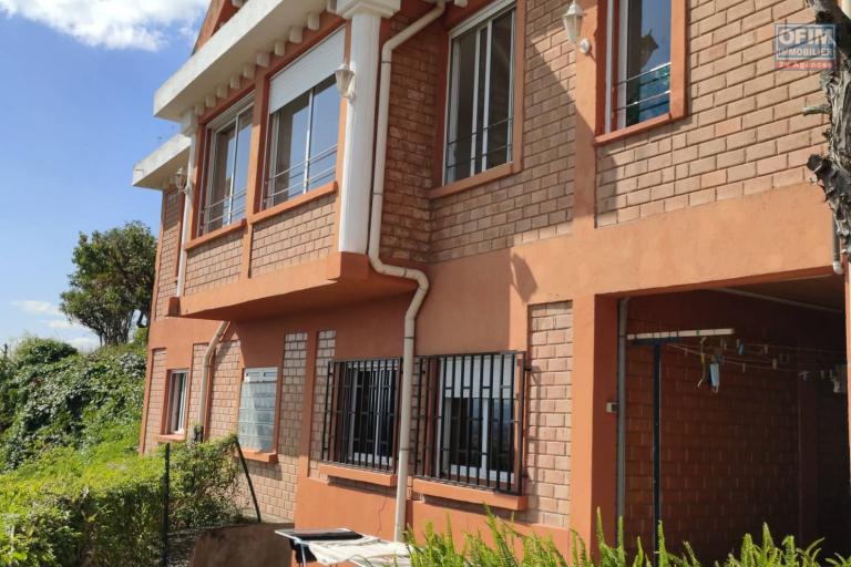 OFIM immobilier offre en location une villa F4 dans sise à Analamahitsy Ambatobe.LOUE