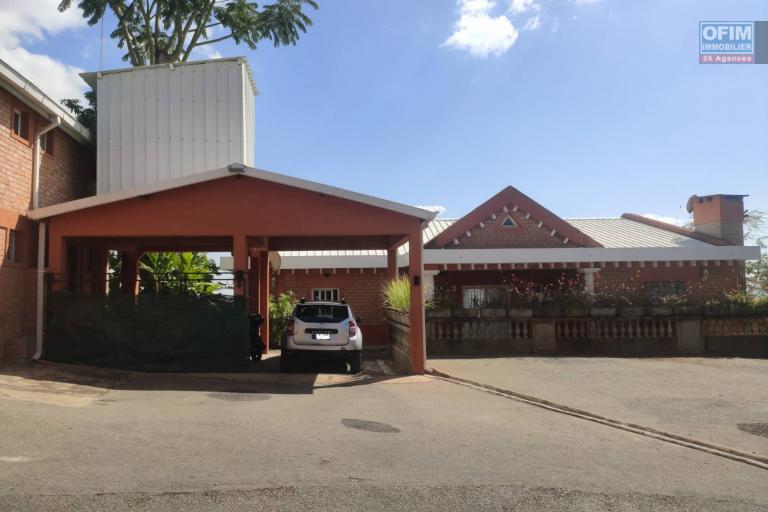 OFIM immobilier offre en location une villa F4 dans sise à Analamahitsy Ambatobe