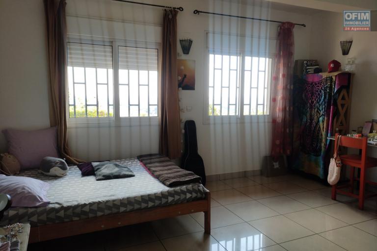 OFIM immobilier offre en location une villa F4 dans sise à Analamahitsy Ambatobe.LOUE