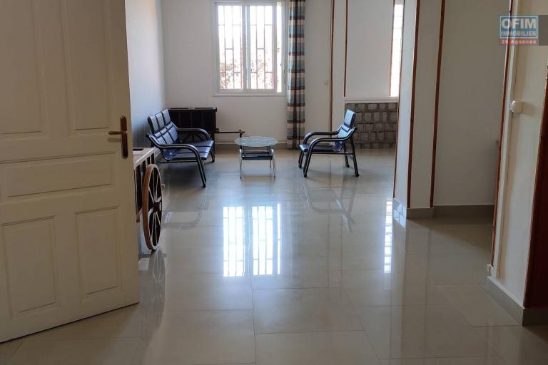 OFIM offre en location un appartement T2 semi meublé spacieux et lumineux sis à Analamahitsy Ambatobe
