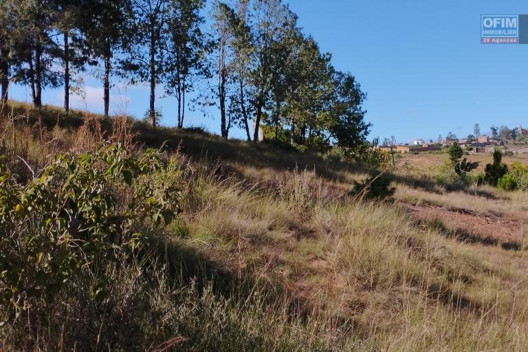 A vendre,  terrain de 2100 M2 , belle vue, facile d'accès, exposé Ouest à Manazary- Ilafy - Antananarivo