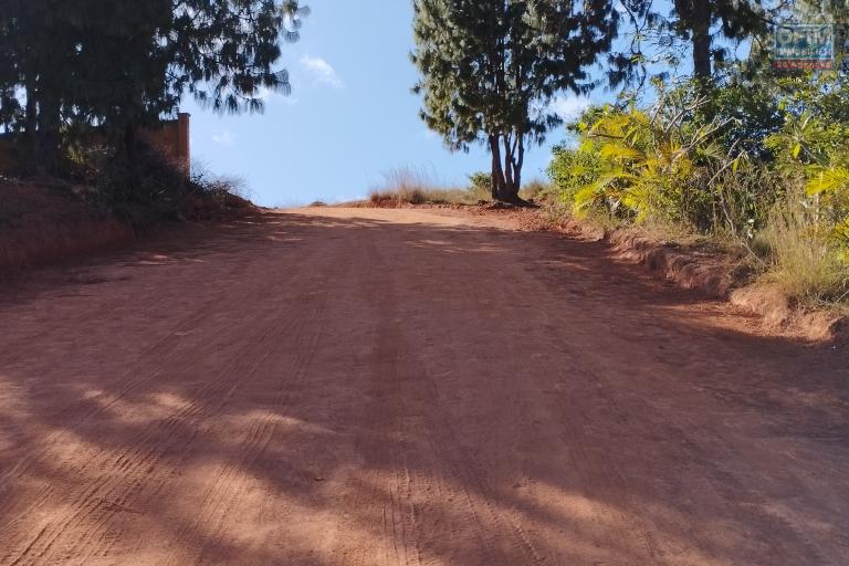 A vendre,  terrain de 2100 M2 , belle vue, facile d'accès, exposé Ouest à Manazary- Ilafy - Antananarivo